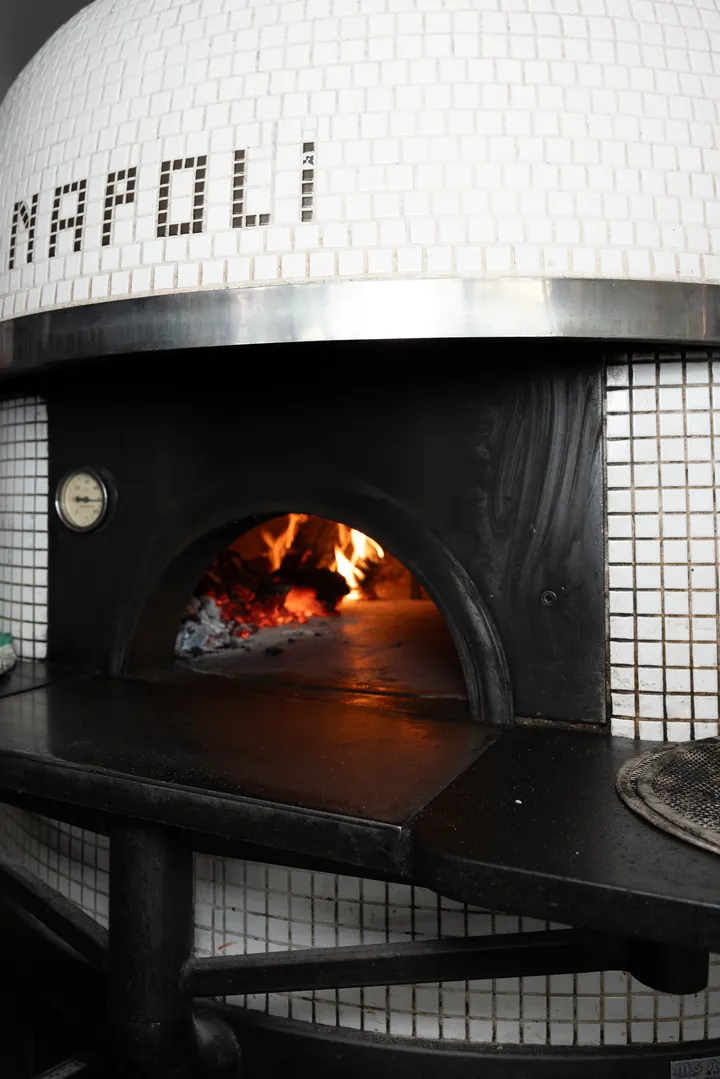 The tiled Napoli wood-fired pizza oven